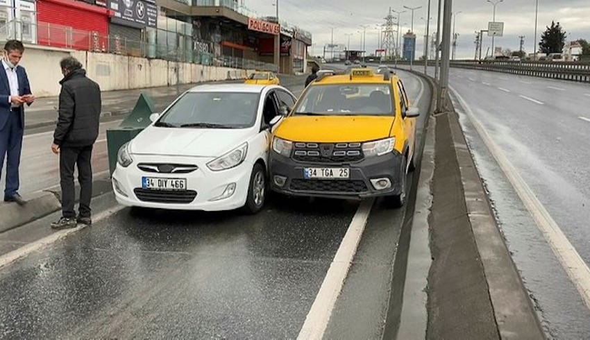 Sürücülerin inadı boş yolda kazaya yol açtı