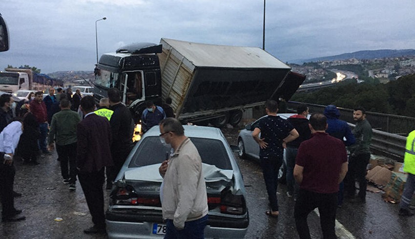 TEM Ankara yönünde feci kaza, 20 araç birbirine girdi