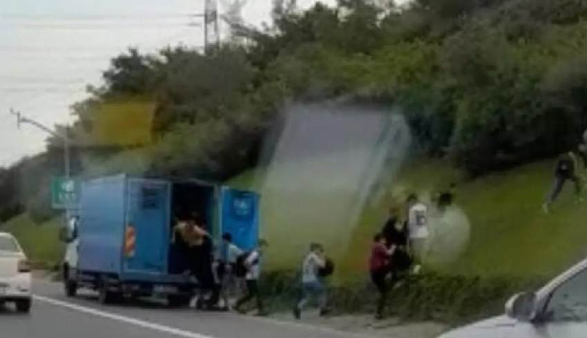 TEM'de kamyonet bozuldu, kaçak göçmenler koşarak kaçtı