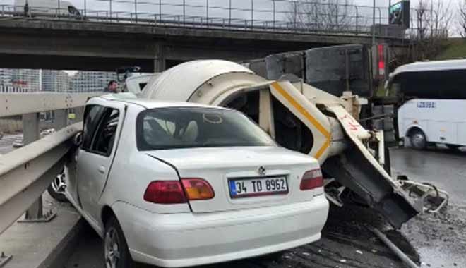 Beton mikseri otomobilin üzerine devrildi