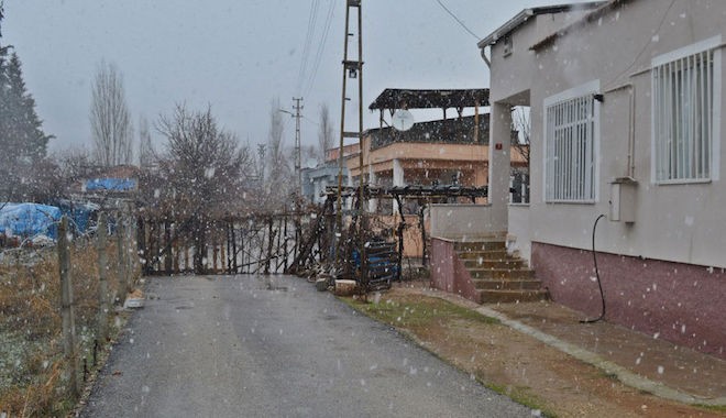 Tapulu arazim dedi, yolu kapattı