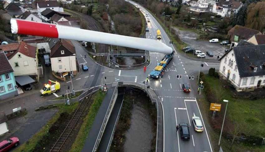 Taşınması en zor yük! 67 metrelik dev rüzgar türbini böyle taşıdılar!