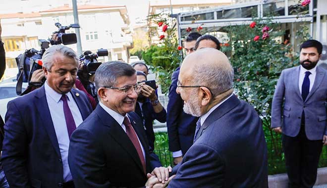 Temel Karamollaoğlu ile Ahmet Davutoğlu bir araya geldi