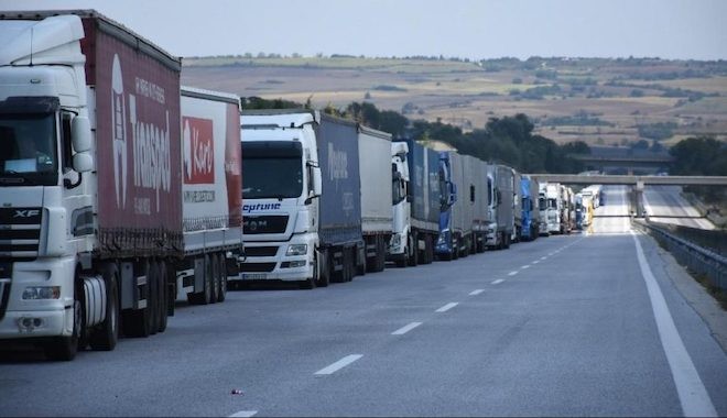 Taşımacılıkta Azerbaycan krizi: Türk TIR'larından 700 dolar alıyor