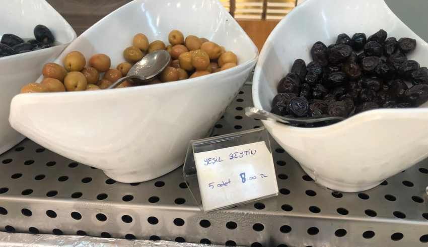 Ünlü ekonomistin isyanı: 5 adet zeytin 8 TL; bu bir cinnet hali