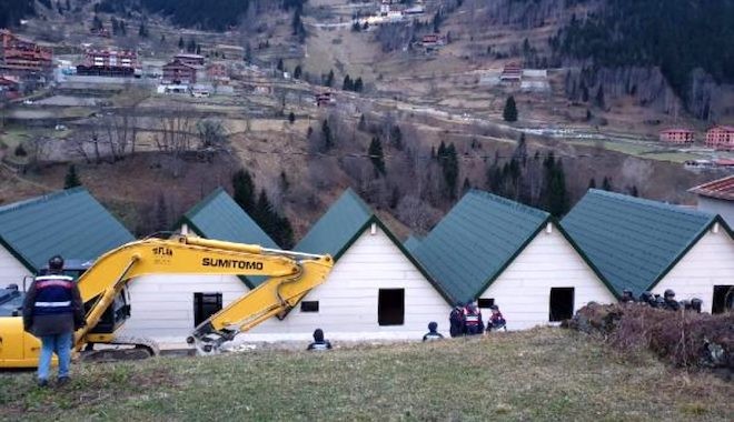 Uzungöl'de gerginlik! Kaçak yapıların yıkımına başlandı