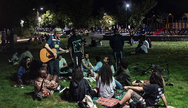 Vur patlasın, çal oynasın! Caddebostan sahili gece boyu kalabalıktan dolup taştı