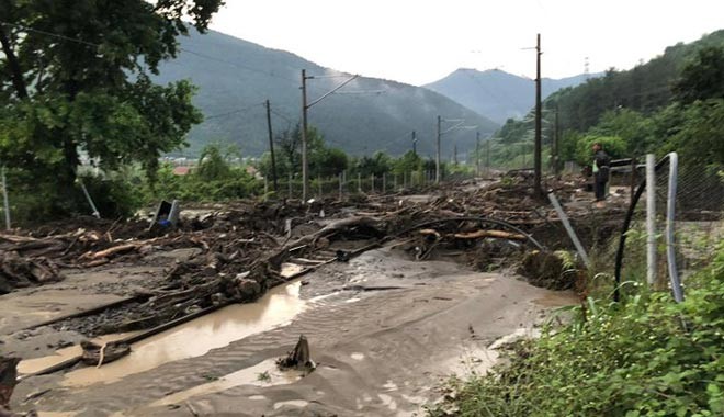 Yağmur yağdı, Yüksek Hızlı Tren durdu