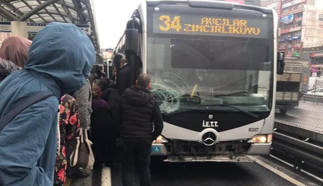 Yola düşen kadın yolcuya metrobüs çarptı