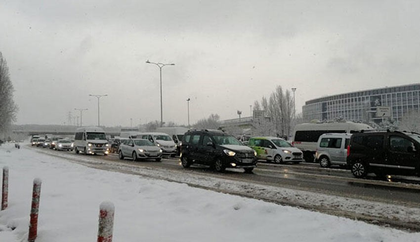 Yollar kapandı! Kar İstanbul'u esir aldı